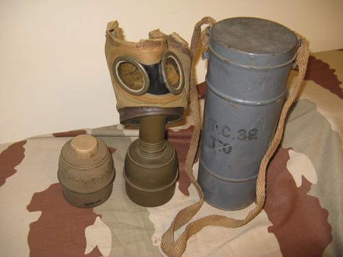 Boitier avec masque gaz - avec,