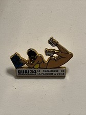 pin’s Pins pin UP quai 34 le catalogue de la planche a voile Arthus bertrand