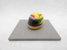 Casque Ayrton Senna 1984 Toleman Marlboro sur socle 1/8 F1 helmet Formule 1