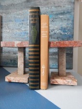 Serre livre en marbre rouge