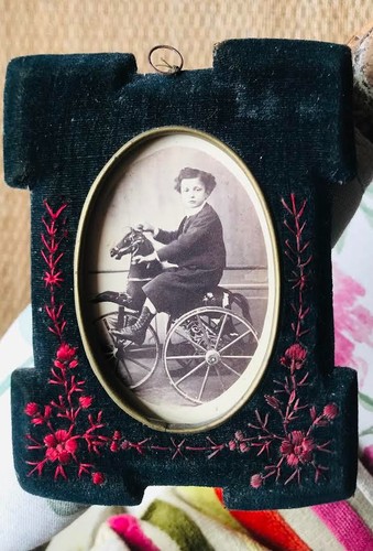 Enfant sur tricycle - un,