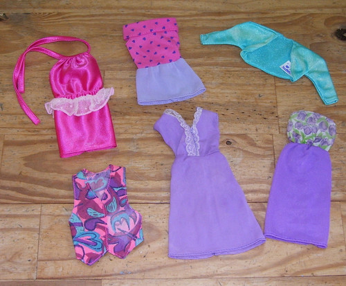 Lot vêtements barbie - de,