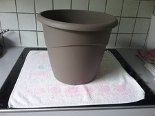 grand pot plastique taupe 