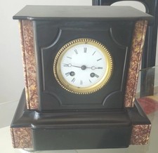 PENDULE EN MARBRE NOIR ET