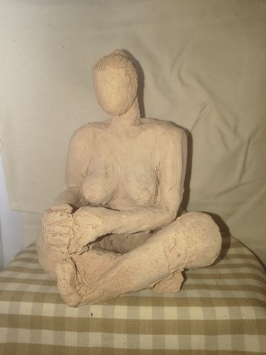 Sculpture femme assise - nue, en