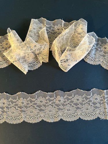 Grande dentelle ancienne
