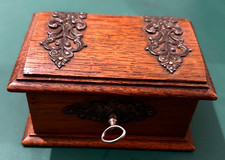 Ancienne tirelire en bois de chêne, avec sa clé, déb. XXe