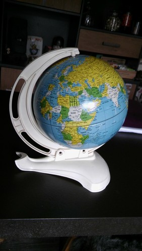 Globe terrestre métal ancien - ,