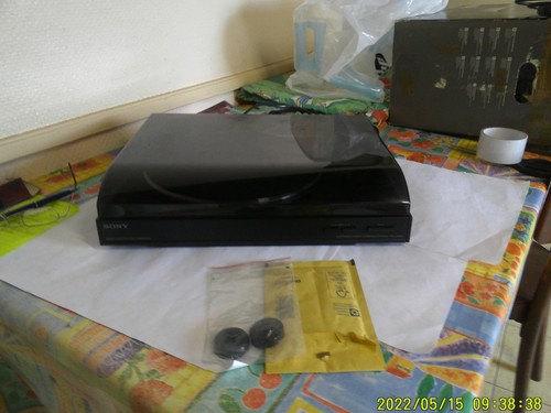 Une platine tourne disque - une,