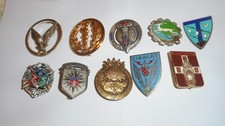 TRES BEAU LOT D4INSIGNES