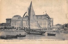 Old postcard 14 FOUVILLE SUR MER / L'AVANT PORT / EXIT D'UN TRAWLER