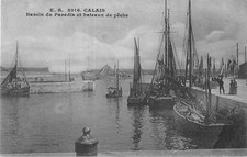 CPA 62 CALAIS BASSIN DU PARADIS ET BATEAUX DE PECHE