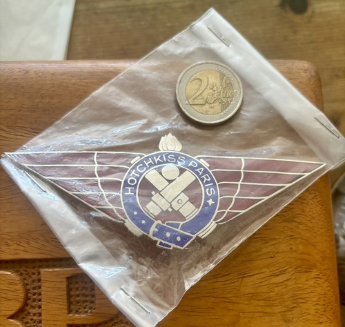 Insigne calandre émaillé