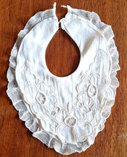 Bavoir ancien en linon brodé