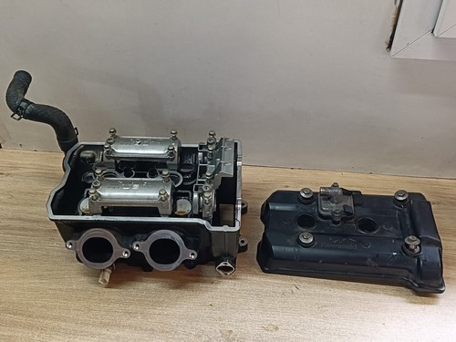 Une culasse moteur moto - moteur,