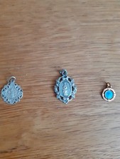 3 petites médailles