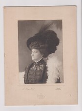 Photo ? Elegant woman feathers & lace hat - Studio A. Ruys Morel Bruges
