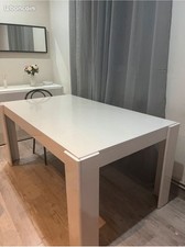 Table blanche laquée, design moderne état inpeccable.