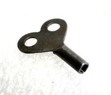 ancienne clé de jouet ,voiture ,train ,avion en tole ,carré 2,5mm (1)