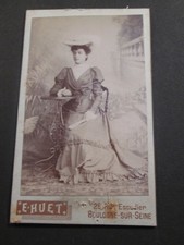 Photo CDV femme assise a une