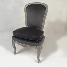 Chauffeuse de style Louis XV bois laqué gris, rechampi or