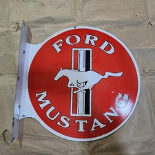 FORD MUSTANG BRIDE PLAQUE ÉMAILLÉE PORCELAINE 2 FACES 17,5 X 17 POUCES
