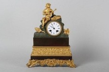 Horloge Mentale Antique Avec Un Homme Jouant En Bronze Et Partiellement Doré
