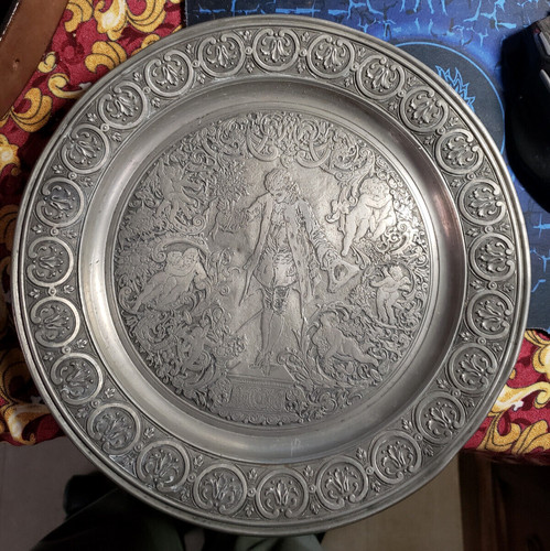 Assiette ancienne etain - etain, relief