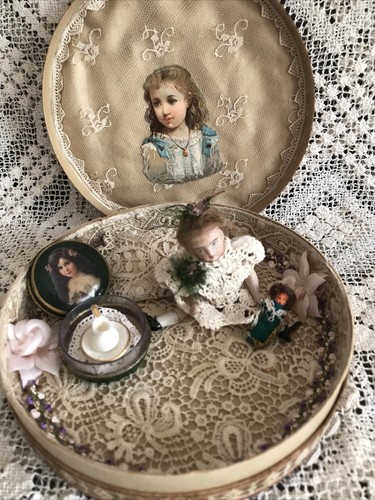 Poupée ancienne dans son - poupée,