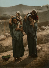 Bedouins and their children in front of their tent. Original Photochrome d&#039;era