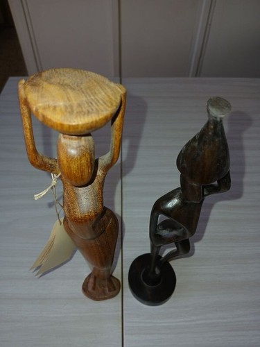 Statuettes bois rouge - en,