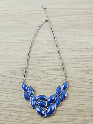 Collier fantaisie avec - , pierres