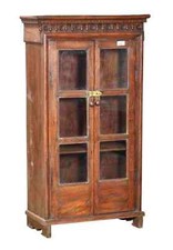 Halbhohe schlanke Glasvitrine