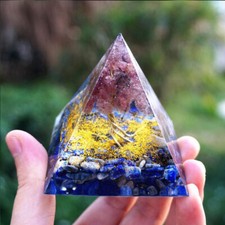 ORGONITE PYRAMIDE ARBRE DE VIE SOUS FOND DE LAPIS LAZULI