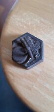 ANCIEN PETIT  POIDS HEXAGONAL EN FONTE DE 50 Gr 