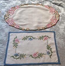 2 NAPPERONS  ANCIENS BRODES A