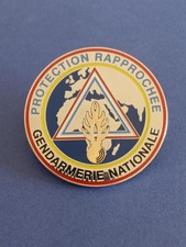 GENDARMERIE - GIGN / AGIGN - PROTECTION RAPPROCHEE - attaches de type "PIN'S"