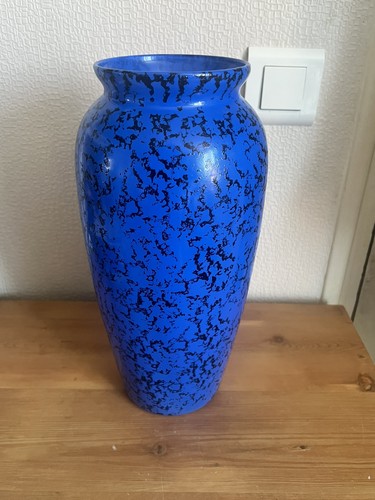 Vase bleu électrique avec