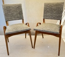 Une paire de chaises Maurice