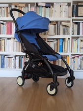 Poussette Stokke® YOYO bleue pliable, avec protection pluie