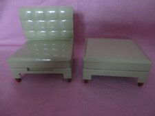 Un fauteuil et son pouf pour