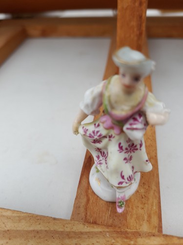 Petit sujet porcelaine de - petit, en