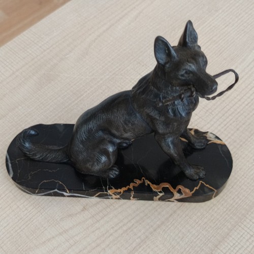 Statue chien berger assis - , sur