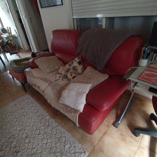 Canapé cuir rouge 3 places et 2 places 250e