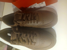 Chaussures basket marron marque hugo boss pour homme état neuve  taille 42