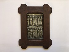 Ancien BAS-RELIEF en ÉTAIN Représentant LES DOUZE APÔTRES Encadrement CHÊNE