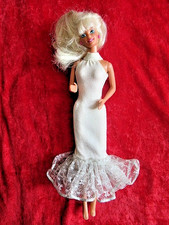BARBIE en ROBE FOURREAU + BOUCLES D'OREILLES + ETIQUETTE DE LA MARQUE - 99-0