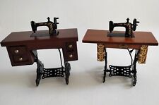 machine a coudre sur meuble miniature,  maison de poupée, vitrine T3