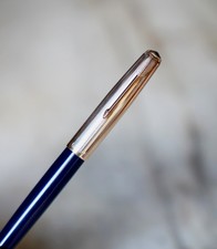 RARE VINTAGE STYLO PLUME PARKER 51 RESINE BLEU FONCE & PL. OR - PLUME OR MOYENNE