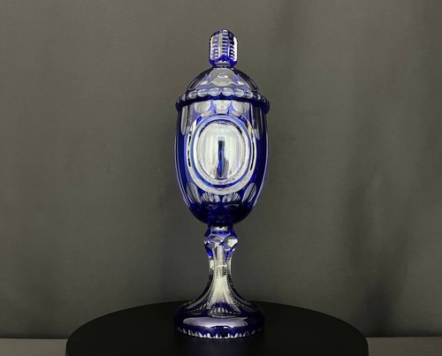 Grande coupe couverte sur - , pied